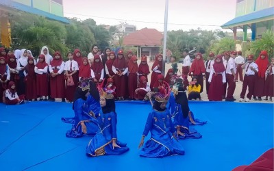 Penampilan Tari Tradisional oleh Siswi SDN 95 Kendari Meriahkan Hari Guru