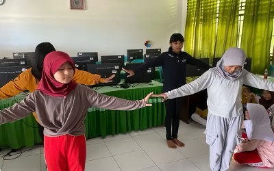 Siswi Kelas VI SDN 95 Kendari Latihan Tari untuk Hari Guru